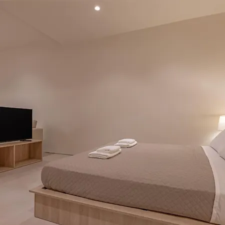 Earthy Haven-minimalist Luxury & Hot Tub Apartment Rhodes City